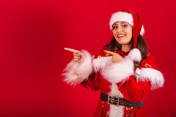 Brazilian Woman Dressed Christmas Clothes Santa Claus Showing Something Left — Stock Photo, Image