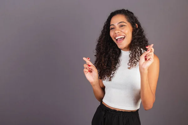 年轻的巴西黑人女人 好运的标志 手指交叉 — 图库照片