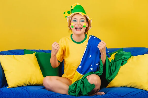 Mujer Caucásica Pelirroja Fan Del Fútbol Brasileño Brasileña Celebrando Vitoreando — Foto de Stock