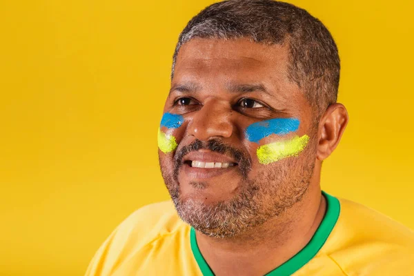 Brezilyalı Siyah Bir Adam Brezilyalı Bir Futbol Taraftarı Yakın Plan — Stok fotoğraf