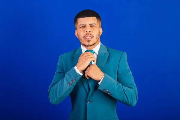 スーツと青いネクタイを着たブラジルの黒人男性 ビジネスマン ネクタイを — ストック写真