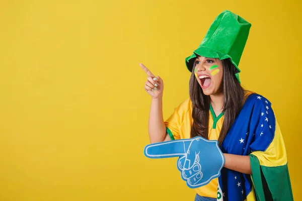 Mujer Partidaria Brasil Copa Del Mundo 2022 Señalando Con Dedo — Foto de Stock