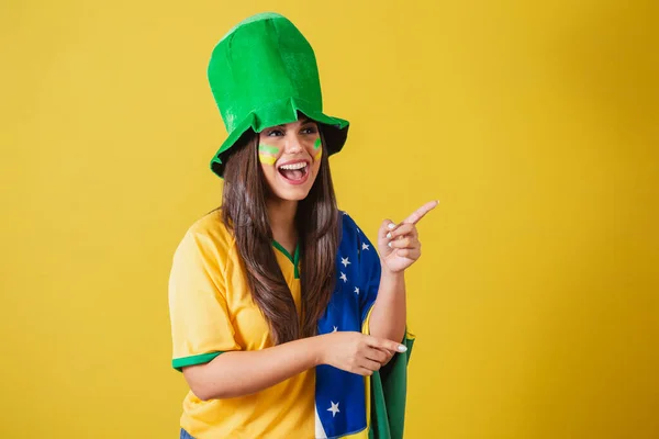 2022年世界杯 巴西的女支持者 手指点点 宣布某事 身穿旗帜和扇形服装 — 图库照片