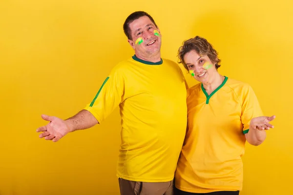 Couple Adultes Fans Football Brésil Bras Ouverts Bienvenue — Photo
