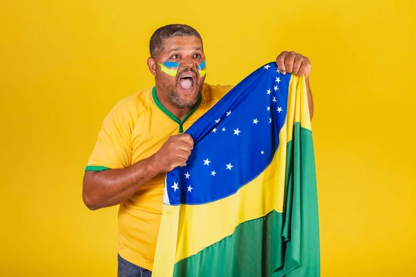 Homme Noir Brésilien Fan Football Brésilien Levant Drapeau Brésil — Photo