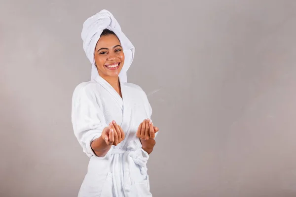 Mooie Braziliaanse Zwarte Vrouw Badjas Handdoek Uitnodigend Roepend Met Handen — Stockfoto