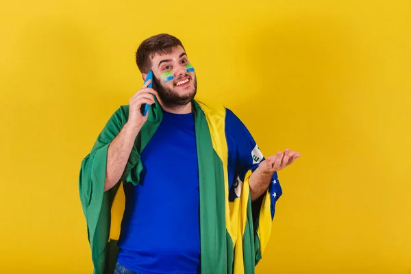 Бразильський Лицар Футбольний Фанат Бразилії Розмовляє Мобільному Телефону Селфі Смартфон — стокове фото
