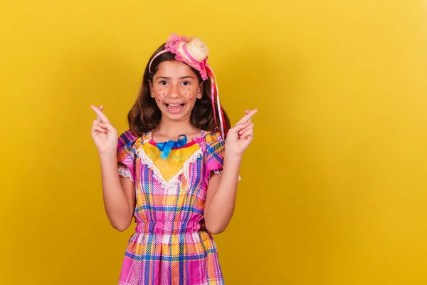 Brasilianisches Kaukasisches Kind Festa Junina Kleidung Jubeln Wünschen Daumen Drücken — Stockfoto