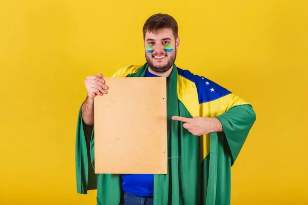 Бразильский Кавказский Мужчина Футбольный Фанат Бразилии Держит Табличку Объявлениями Текстами — стоковое фото