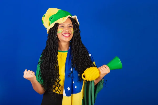 若い黒人のブラジル人女性サッカーファン 旗やアクセサリーで目標を祝い — ストック写真