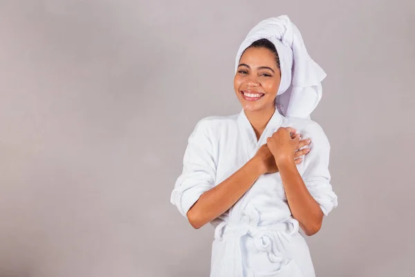 Mooie Braziliaanse Zwarte Vrouw Badjas Handdoek Handen Het Hart Dankbaarheid — Stockfoto