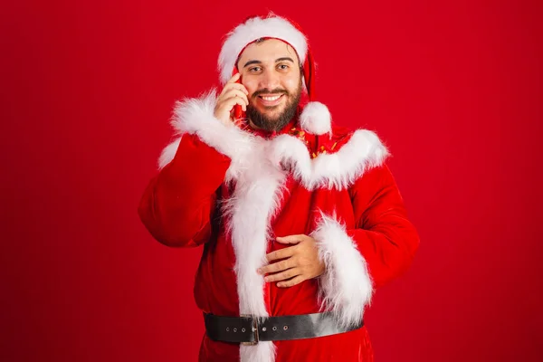 Brasilianischer Mann Weihnachtsmannkleidung Hält Smartphone Bei Anruf Der Hand — Stockfoto