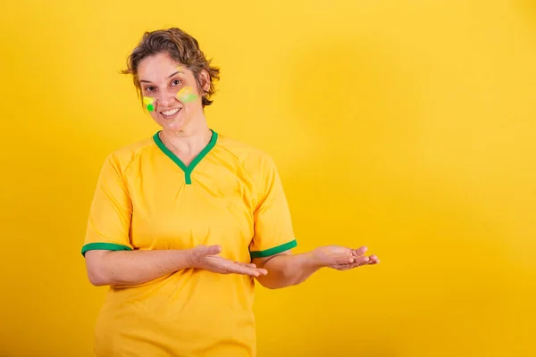 Доросла Доросла Жінка Футбольний Фанат Бразилії Представляючи Щось Праворуч Фотографія — стокове фото