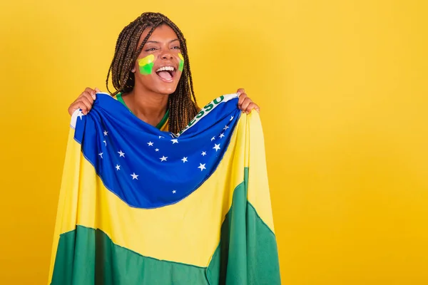 Mujer Negra Joven Aficionada Fútbol Brasileño Sosteniendo Bandera Brasil Ondeando —  Fotos de Stock