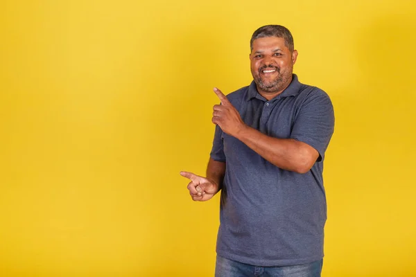 Brasileiro Negro Adulto Sorrindo Apontando Para Esquerda Foto Publicitária — Fotografia de Stock