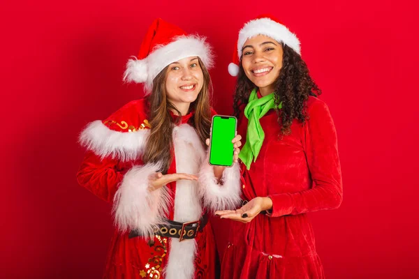 Brazilské Kamarádky Vánočním Oblečením Santa Claus Zobrazení Obrazovky Smartphonu Chromou — Stock fotografie