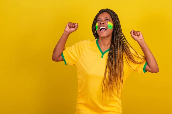 Μαύρη Γυναίκα Νεαρή Βραζιλιάνα Ποδοσφαιρόφιλη Γιορτάζουμε Δονούμαστε Και Διασκεδάζουμε Χορός — Φωτογραφία Αρχείου