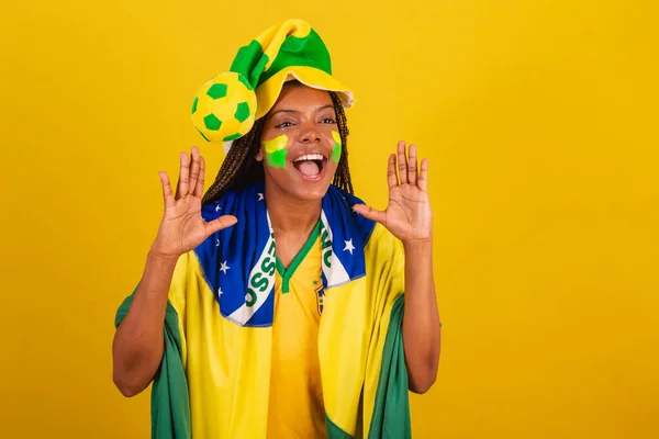 Mujer Negra Joven Aficionada Fútbol Brasileño Promoción Gritando Anunciando Descuento —  Fotos de Stock