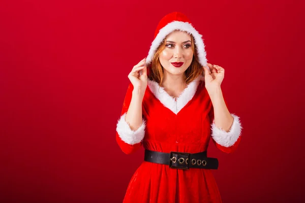 Krásná Brazilská Rusovlasá Žena Oblečená Vánočním Oblečení Santa Claus Klobouk — Stock fotografie