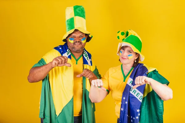 Пара Рудоволосих Жінок Чорношкірих Бразильські Футбольні Фанати Подобається Великий Палець — стокове фото