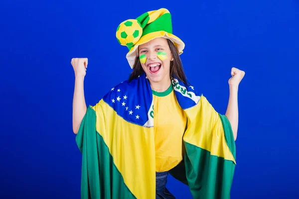 年轻姑娘 来自巴西的足球迷 戴着帽子和旗帜 庆祝活动 — 图库照片