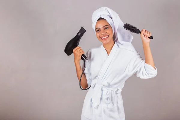 Güzel Brezilyalı Siyah Kadın Bornoz Havlu Giyiyor Saç Kurutma Makinesi — Stok fotoğraf