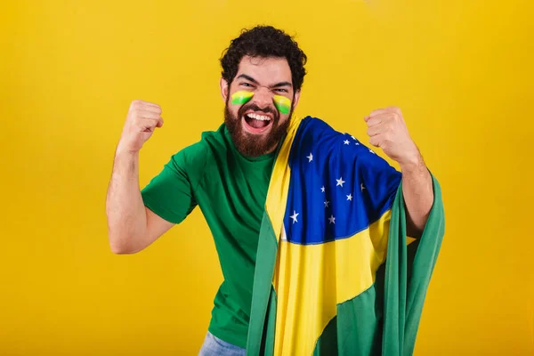 ブラジル出身の髭とブラジル人サッカーファンを持つ白人男性チームゴールを祝いゴールを叫び優勝を祝う — ストック写真