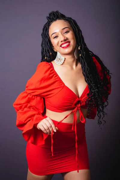 Bella Donna Brasiliana Nera Vestita Rosso Ritratto Metà Corpo Sfondo — Foto Stock