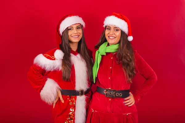 Βραζιλιάνες Φίλες Ντυμένες Χριστουγεννιάτικα Ρούχα Άγιε Βασίλη Μαζί Κοιτάζοντας Την — Φωτογραφία Αρχείου
