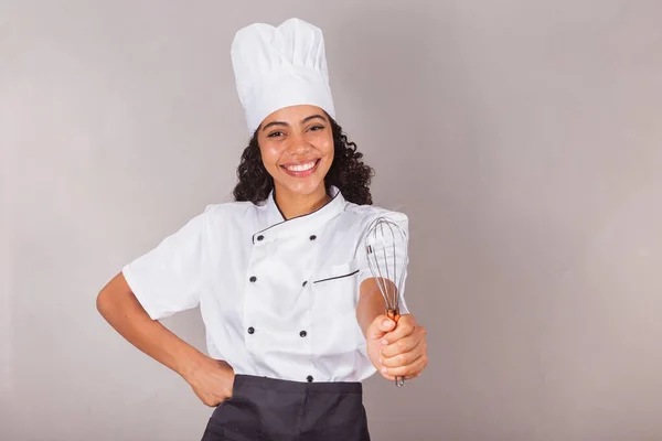 Genç Siyah Brezilyalı Kadın Aşçı Şef Tutmak Tatlılar Hazırlamak — Stok fotoğraf