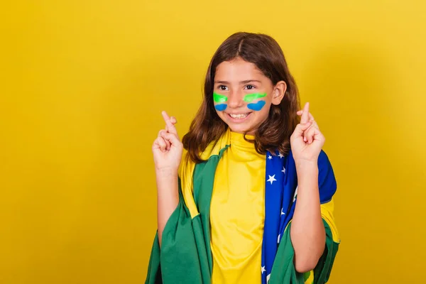Brasiliansk Kaukasiska Barn Fotbollsfan Fingrarna Korsade Jublande Önskar Hoppfull Världsmästerskapen — Stockfoto