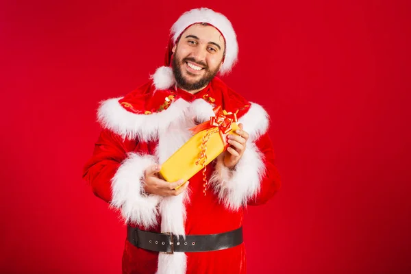 Brazilský Muž Oblečený Santa Claus Oblečení Drží Žlutý Dárek — Stock fotografie