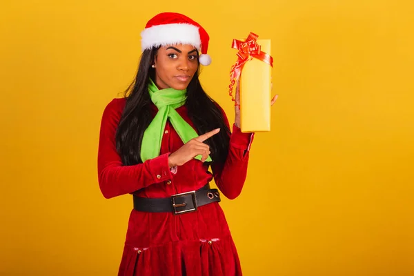Krásná Černá Brazilka Oblečená Vánočních Šatech Santa Claus Ukazuje Žlutý — Stock fotografie
