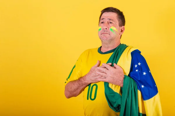 Homem Adulto Futebol Brasil Vestindo Bandeira Cantando Hino Nacional — Fotografia de Stock