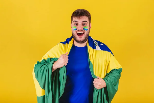 Kaukasisk Man Brasiliansk Fotbollsfan Vibrerande Mästerskapsseger — Stockfoto