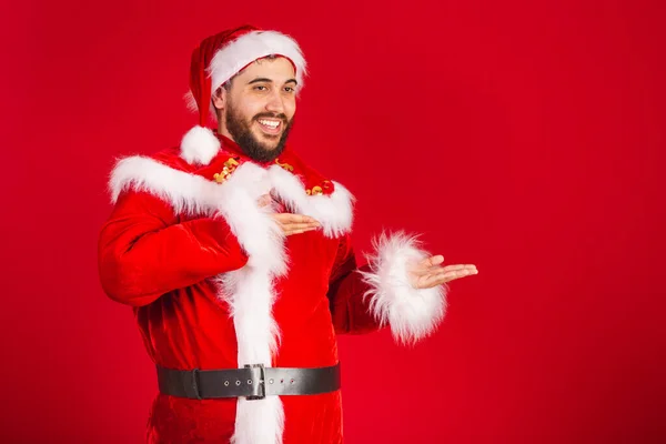Braziliaanse Man Gekleed Kerstman Kleding Presenteren Product Tekst Aan Rechterkant — Stockfoto