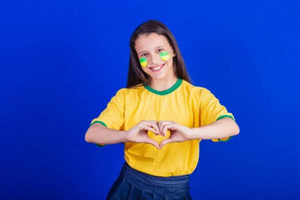 ブラジルのサッカーファンの少女です ハートサイン愛 — ストック写真