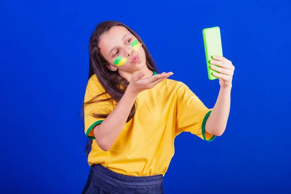 Юна Дівчина Футбольний Фанат Бразилії Тримаю Мобільний Відео Дзвінок Смартфон — стокове фото