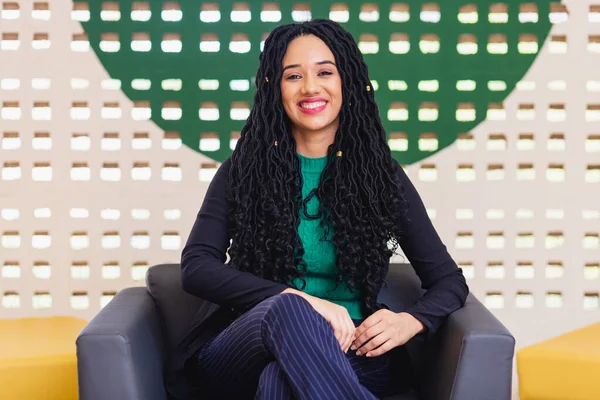 Genç Siyah Kadın Brezilyalı Girişimci Kadını Gülümseyen Iyimser — Stok fotoğraf