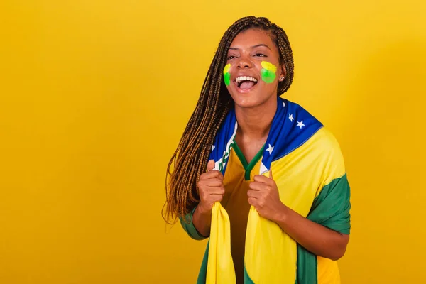 Donna Colore Giovane Appassionato Calcio Brasiliano Usando Bandiera Urlando Obiettivo — Foto Stock