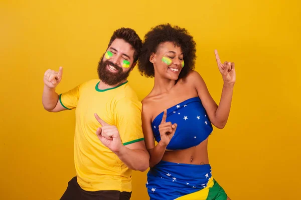 Coppia Tifosi Brasiliani Vestiti Con Colori Del Brasile Donna Nera — Foto Stock