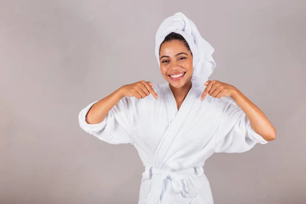 Mooie Braziliaanse Zwarte Vrouw Badjas Handdoek Alleen Hier Wijzend Naar — Stockfoto