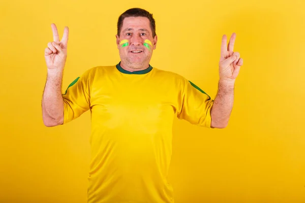 Vuxen Man Fotbollsfan Från Brasilien Gör Fred Och Kärlek Tecken — Stockfoto