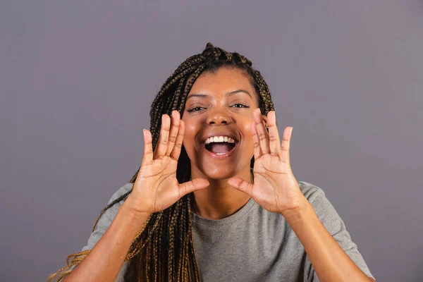 Jovem Afro Brasileiro Gritando Com Mãos Promoção Anunciando Desconto Chamado — Fotografia de Stock