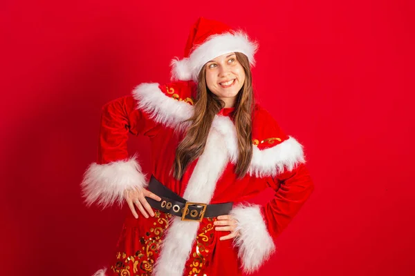 Kaukasische Brasilianische Frau Weihnachtskleidung Weihnachtsmann Hände Auf Der Taille Lächelnd — Stockfoto