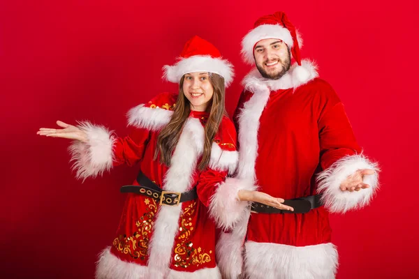 Couple Brésilien Avec Vêtements Noël Père Noël Claus Bienvenue Bras — Photo