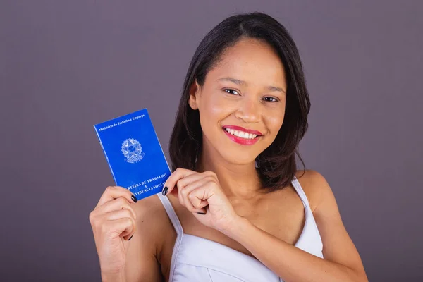 Młoda Dorosła Kobieta Północno Wschodniej Brazylii Posiadanie Karty Pracy Ubezpieczenia — Zdjęcie stockowe