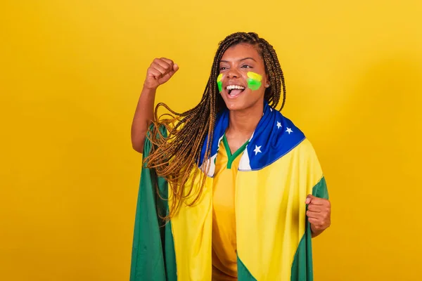 Černá Žena Mladý Brazilský Fotbalový Fanoušek Nošení Vlajky Oslavy Vítězství — Stock fotografie