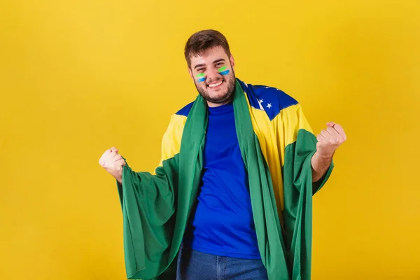 Hombre Brasileño Caucásico Aficionado Fútbol Brasileño Celebrando Fiesta Vibrando Con —  Fotos de Stock