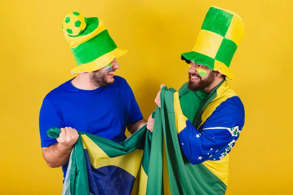 Dva Přátelé Brazilci Fotbaloví Fanoušci Brazílie Oblečeni Roztleskávání Mistrovství — Stock fotografie